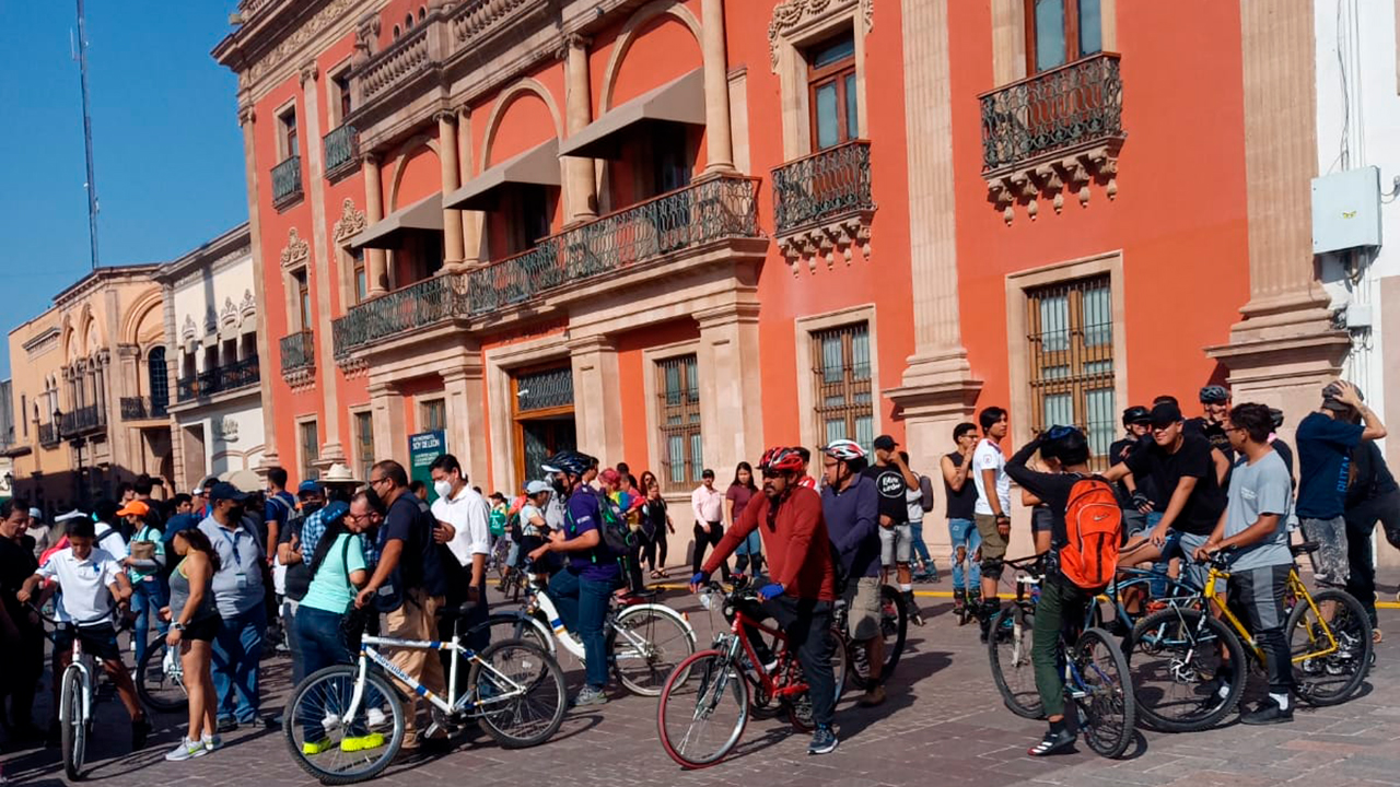 Arranque de ciclistas por inauguración de Ruta León en plaza principal